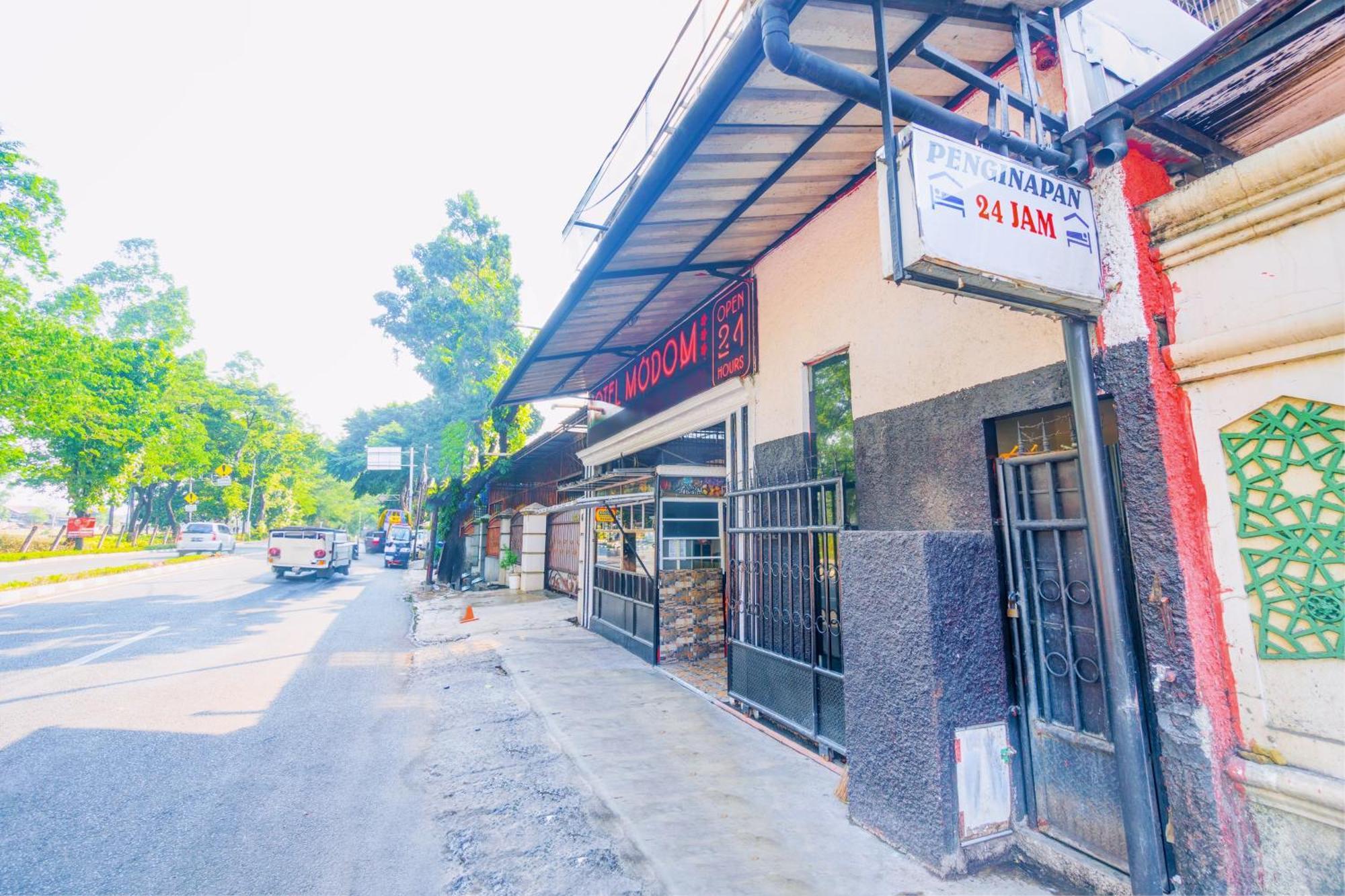 Oyo 93132 Modom Homestay Near Rs Islam Jakarta Pondok Kopi מראה חיצוני תמונה